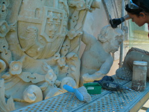 restauración escudo piedra
